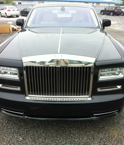 Rolls-Royce Phantom với logo bằng vàng